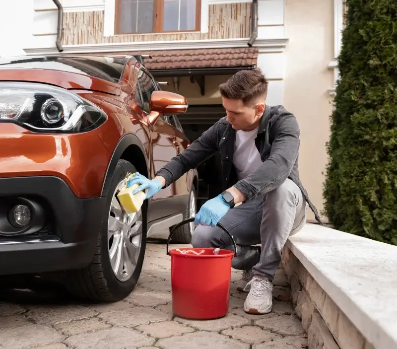 Lavage auto à domicile Mours : professionnel intervenant sur un véhicule